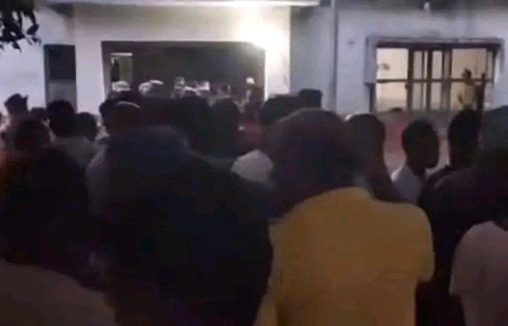 सशस्त्र प्रहरी जवानले किशोरी भगाएको आरोपमा पक्राउ घटनाबारे थप अनुसन्धान भइरहेको छ!