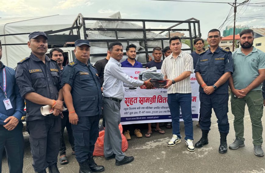 विपत्तिमा पीडितको सहारा बन्दै मनोज भारती, लाखौँको राहत सामग्री हस्तान्तरण